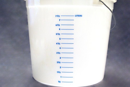 10 Qt Plastic Bucket (Liter Measurements)